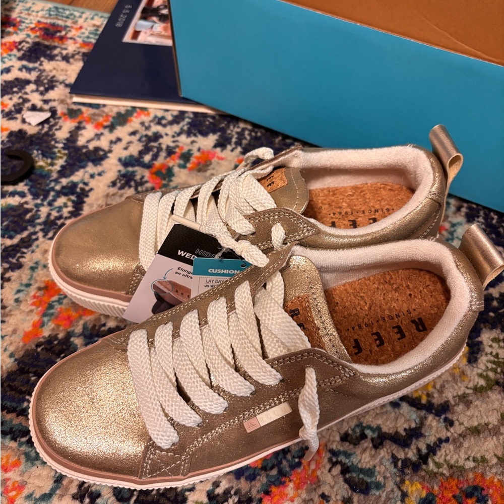 Shimmery gold Reef sneakers - Picture 5 of 10
